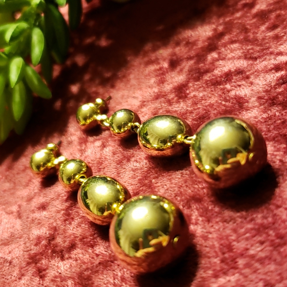 Vtg Shiny Graduated Golden Metal Bead Earrings - Picture 6 of 8